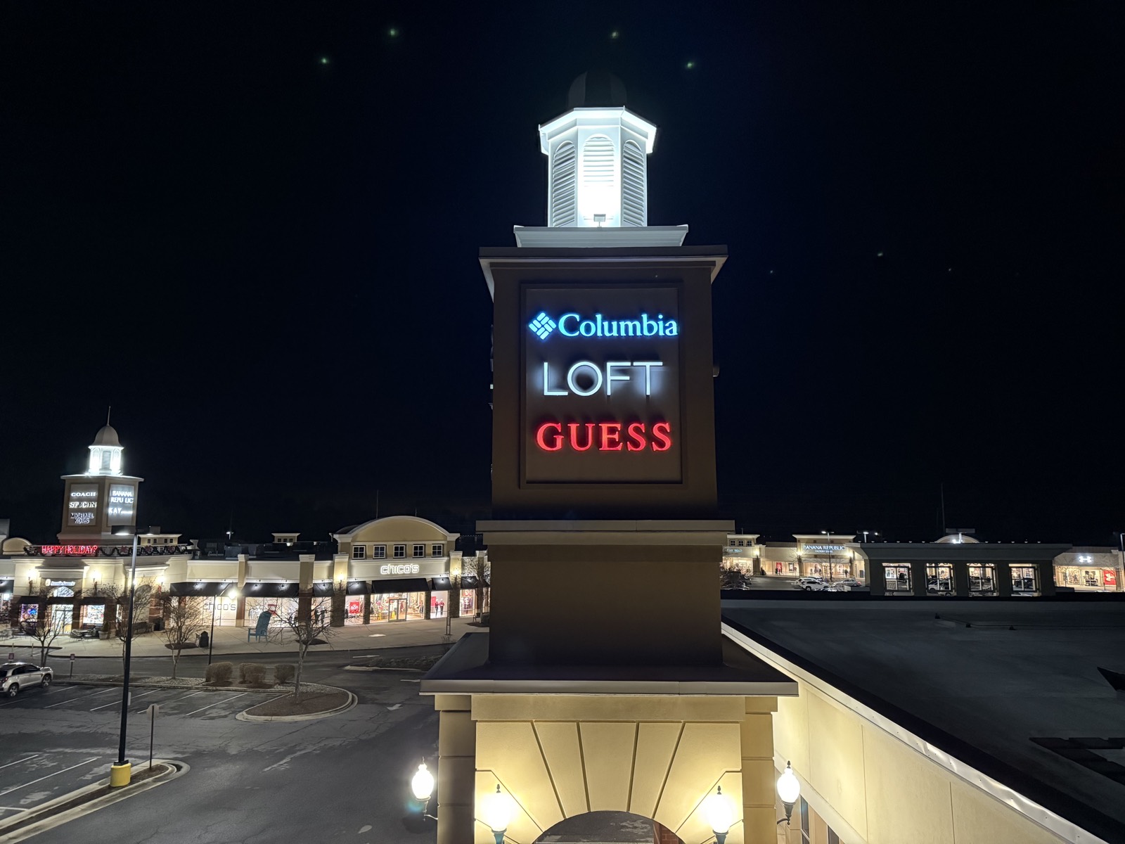 Multi-tenant illuminated pylon sign at shopping center