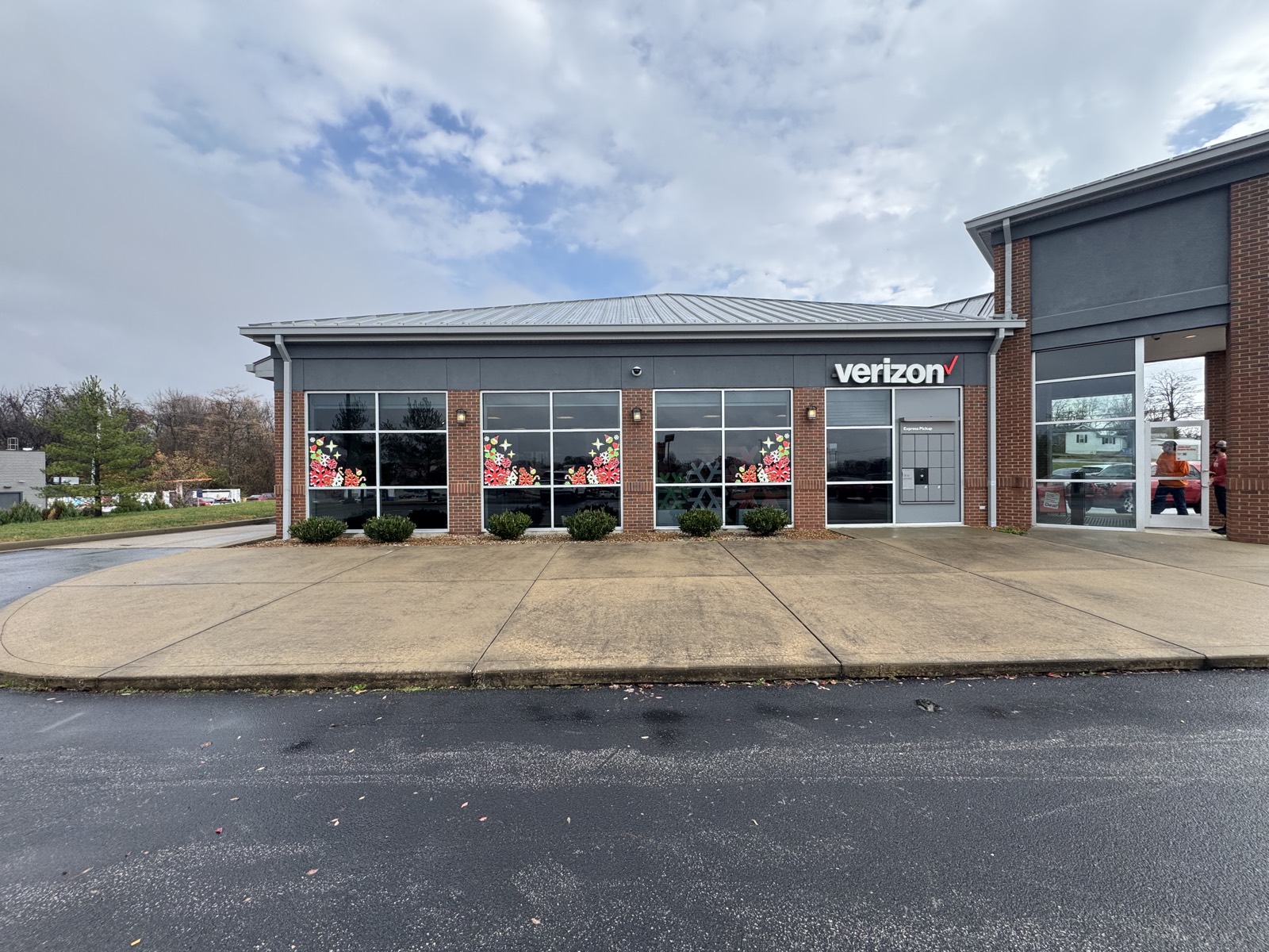 Verizon retail storefront with vinyl window graphics